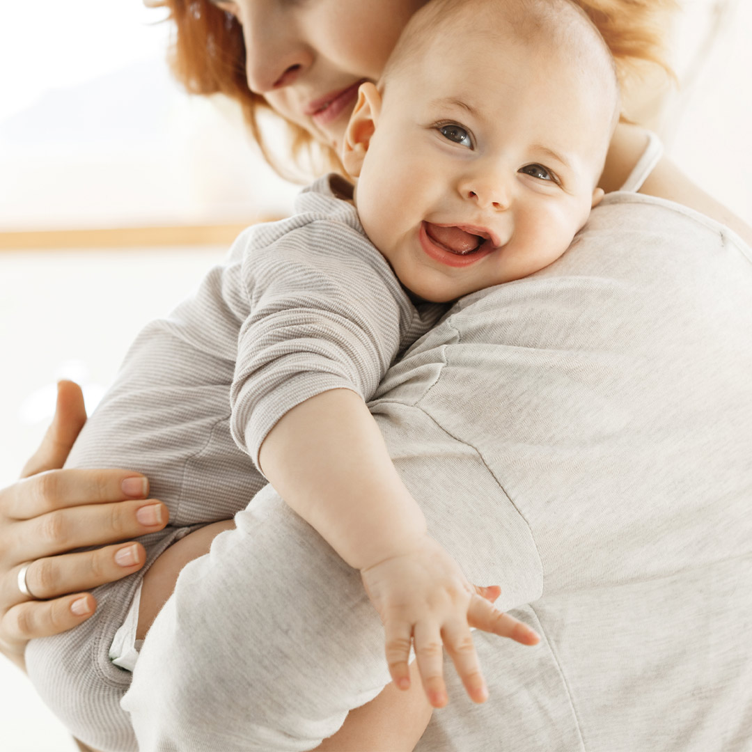 En mamma håller sin baby i famnen