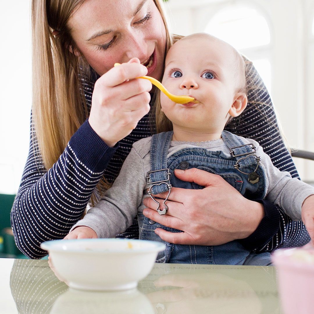 banner-mom-feeding-baby