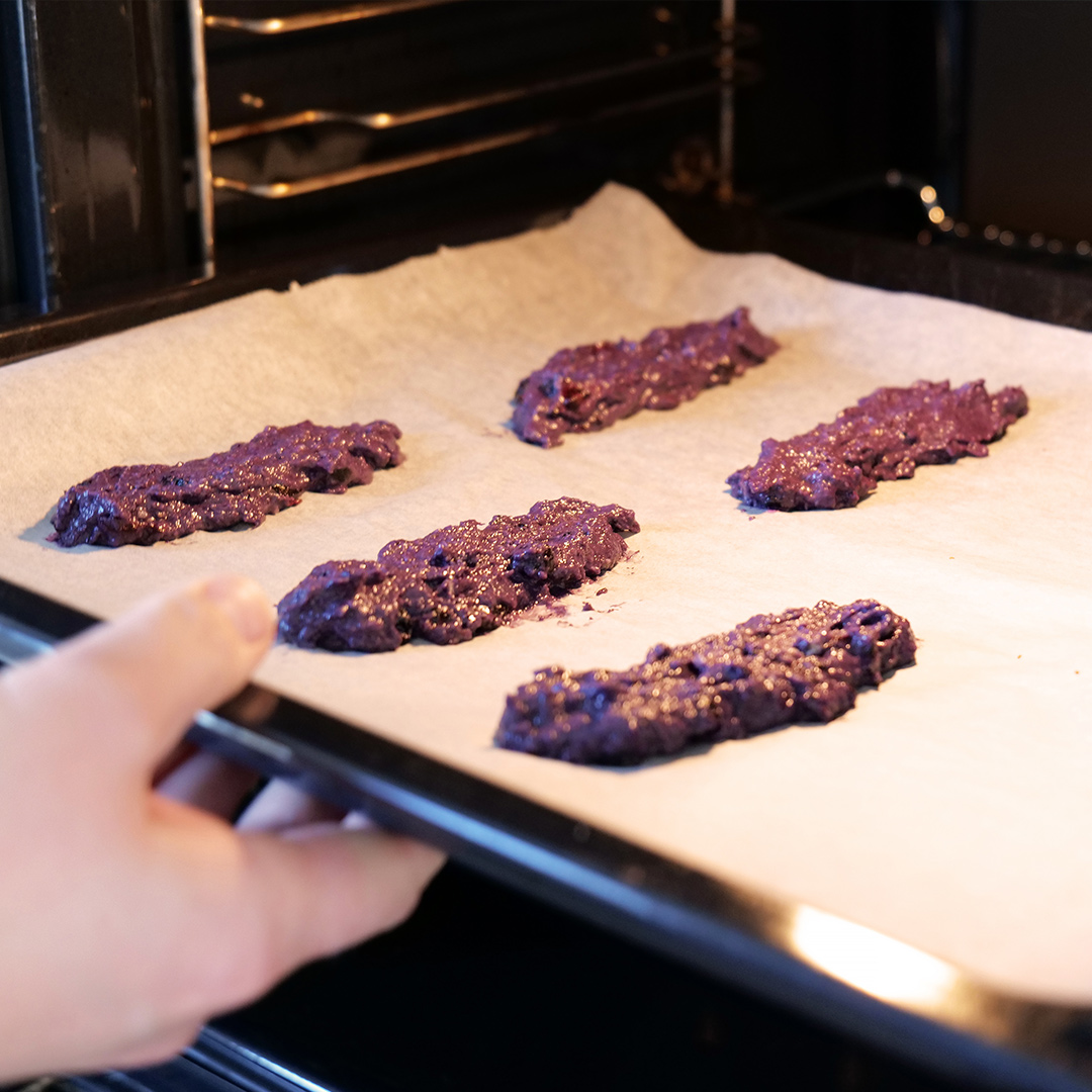 Porridge sticks with blueberry