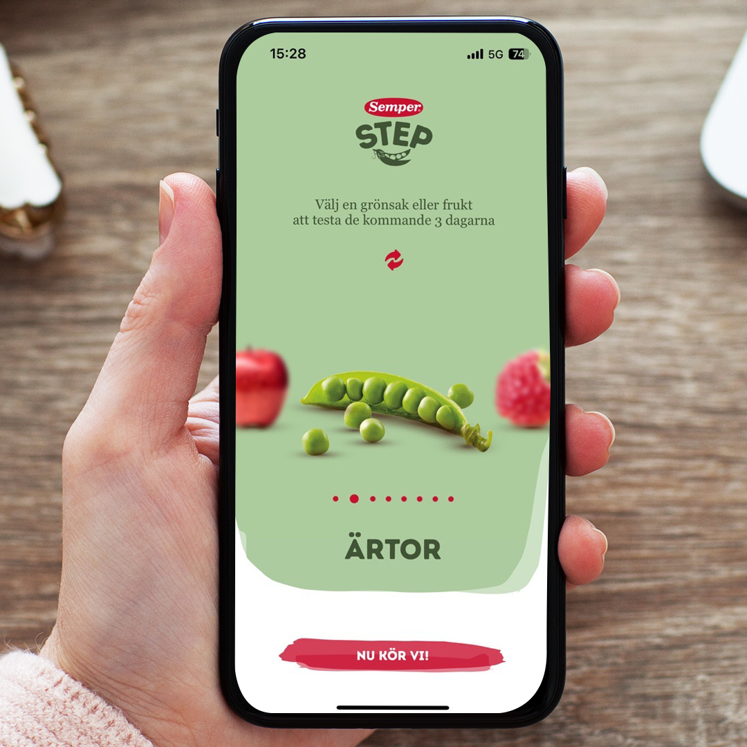  Hand som håller mobiltelefon som visar Step-appen